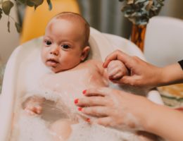 laver les cheveux de bébé sans pleurs