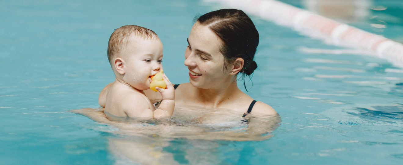 Aller à la piscine en hiver avec bébé, bonne ou mauvaise idée ?