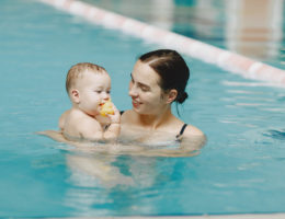 Aller à la piscine en hiver avec bébé, bonne ou mauvaise idée ?