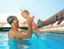 Mes conseils pour nager avec bébé sans stresser.