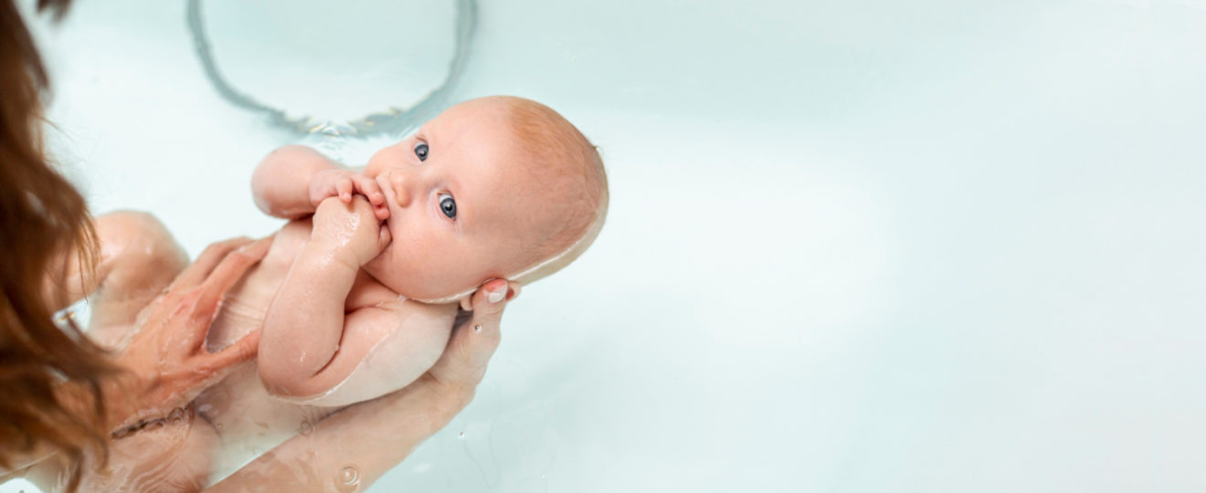Bébé pleure dans le bain, comment le rassurer ?