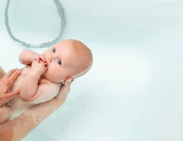 Bébé pleure dans le bain, comment le rassurer ?