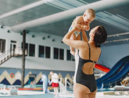 Que faire si bébé pleure à chaque séance de bébés nageurs ?