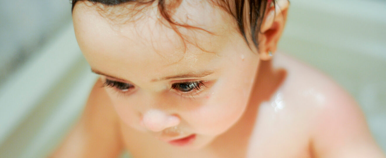 Faut-il essuyer les yeux de bébé dans le bain ou la douche ?