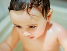Faut-il essuyer les yeux de bébé dans le bain ou la douche ?
