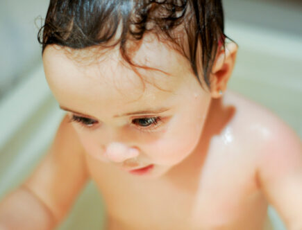 Faut-il essuyer les yeux de bébé dans le bain ou la douche ?
