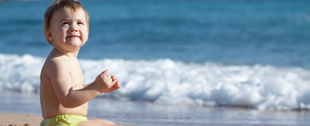 Quelle couleur de maillot de bain privilégier pour la sécurité de bébé ?