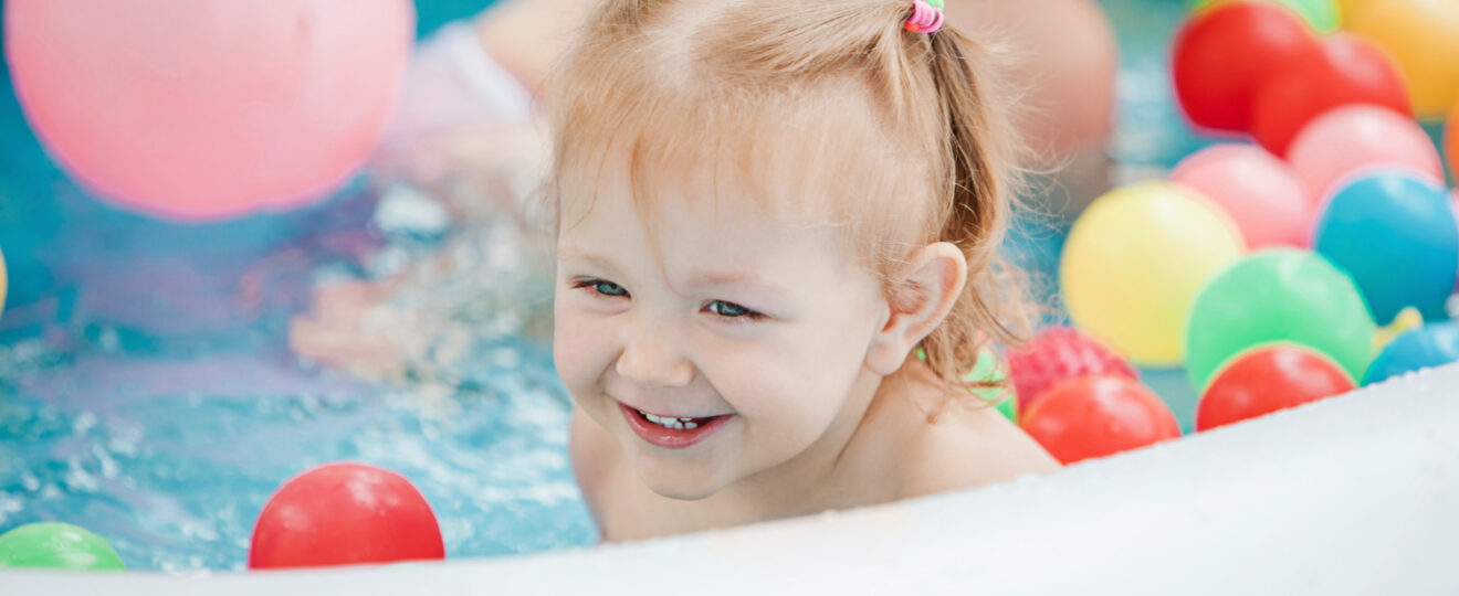 Pourquoi et comment la natation aide bébé à mieux dormir ?