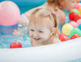 Pourquoi et comment la natation aide bébé à mieux dormir ?