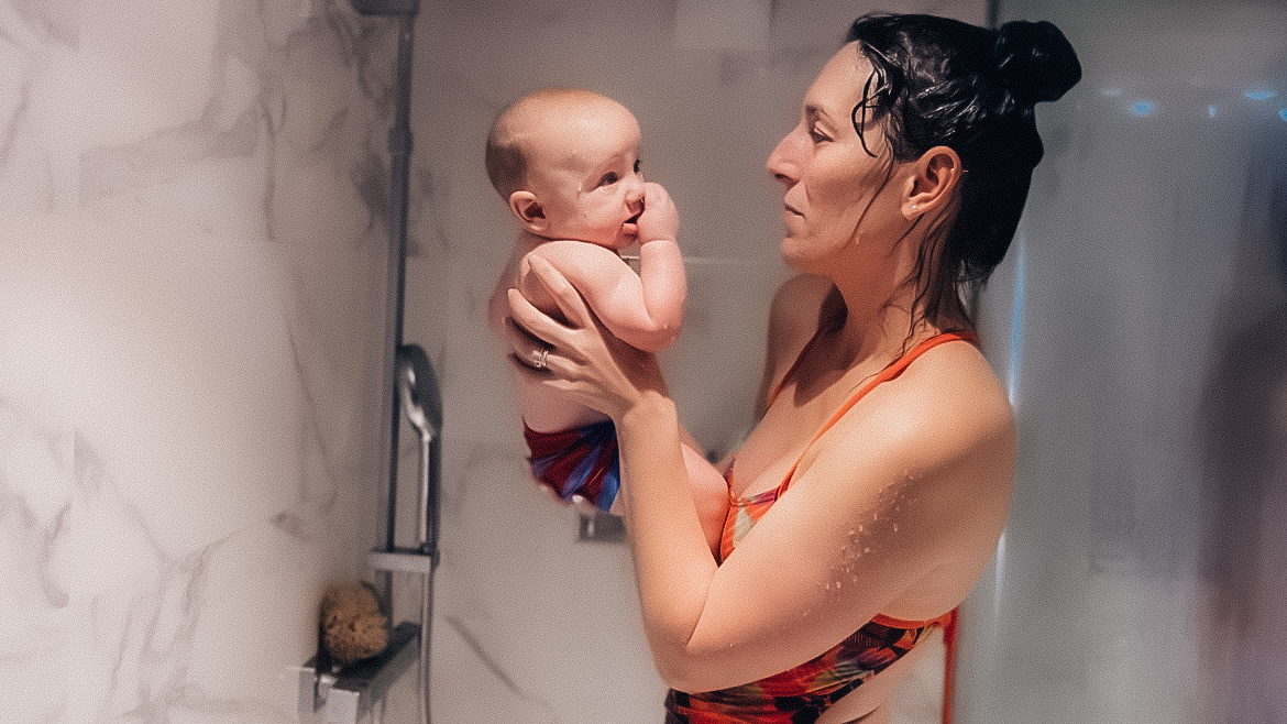 Douche avec bébé