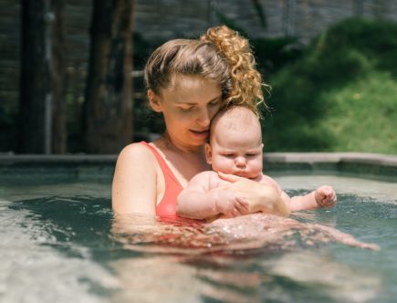 Porter bébé dans l'eau