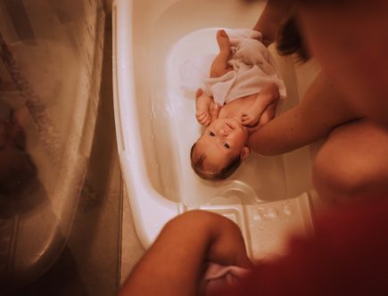 Que faire avec un nourrisson dans le bain ?