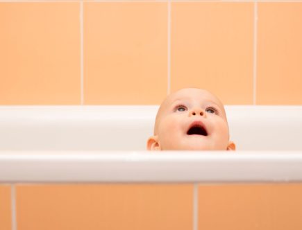 Eveil aquatique, bébés nageurs, quelle différence ?