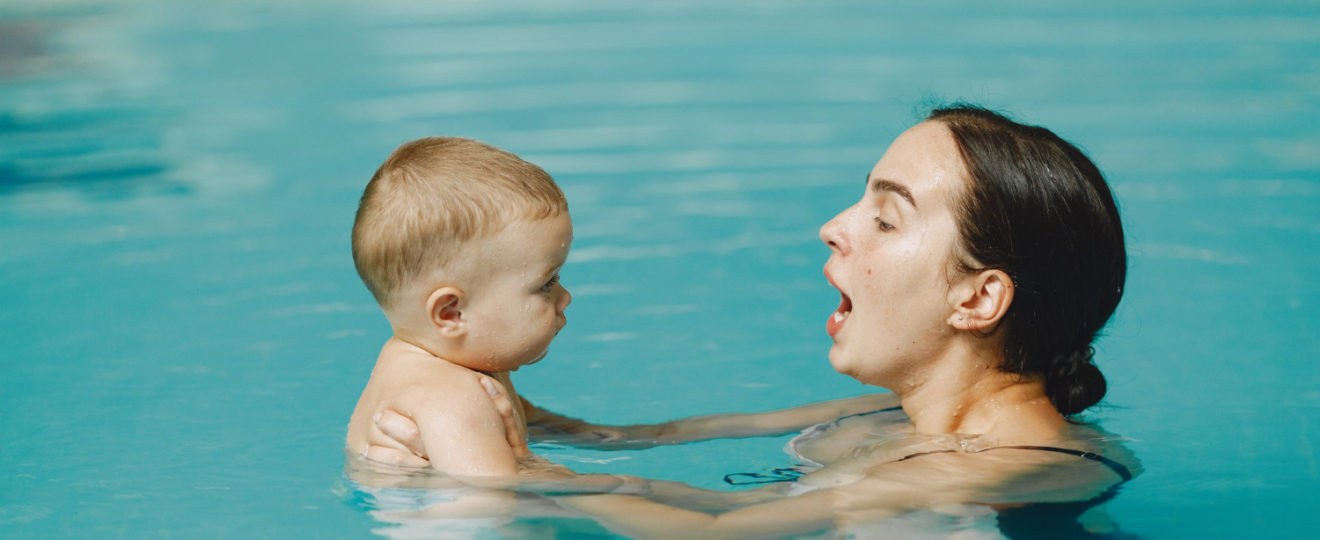 immerger bébé dans l'eau