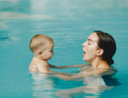immerger bébé dans l'eau