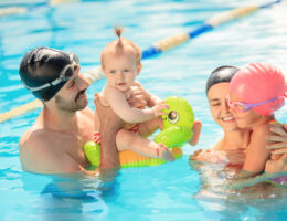 Comment les bébés nageurs favorisent-ils les interactions sociales ?